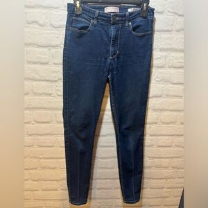 Size 27 Skinny Guess Jeans, Dark in colour excellent shape